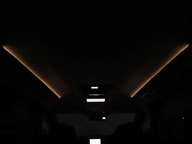 夜間に室内を照らしてくれるルームライトで
す