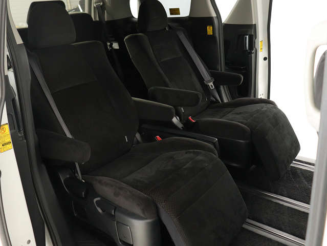 【オットマン完備】
足を伸ばして座れるオットマン完備!
後席の快適空間でドライブをすることが可能