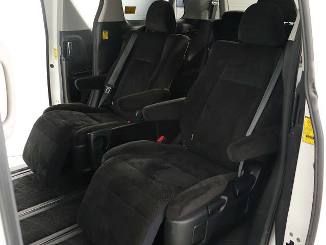 【オットマン完備】
足を伸ばして座れるオットマン完備!
後席の快適空間でドライブをすることが可能