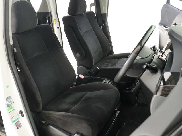 内装の状態も非常にクリーンな状態です｡
ご納車前には専門スタッフが
隅々までクリーニングを行います!