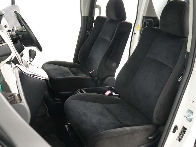 内装の状態も非常にクリーンな状態です｡
ご納車前には専門スタッフが
隅々までクリーニングを行います!