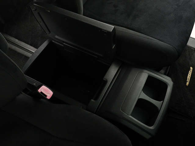 【コンソールボックス】
大容量の収納力が魅力的なコンソールです!
ドリンクホルダーも使いやすい配置です!