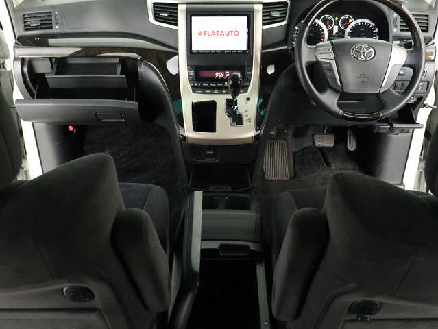 【運転席助手席も広々☆】
広々使えるのは後席だけではございません｡
国内最高峰ミニバンの特権ですね!