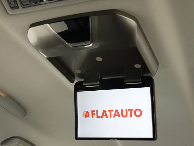 【後席モニター】
ミニバンの必須装備とも言える装備です!
後席の方も飽きることなくドライブが可能!