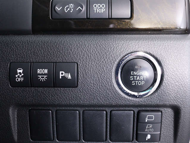 【プッシュスタート】
エンジン始動時はプッシュスタートを採用!
カバンから鍵を取り出す手間も不要です｡