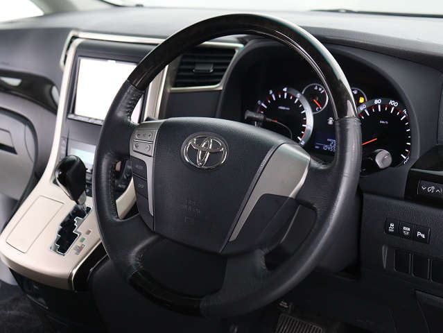 【本革巻きウッドコンビステアリング】
同色のウッド部分と本革のコンビハンドル!
高級感にあふれたステアリングです!