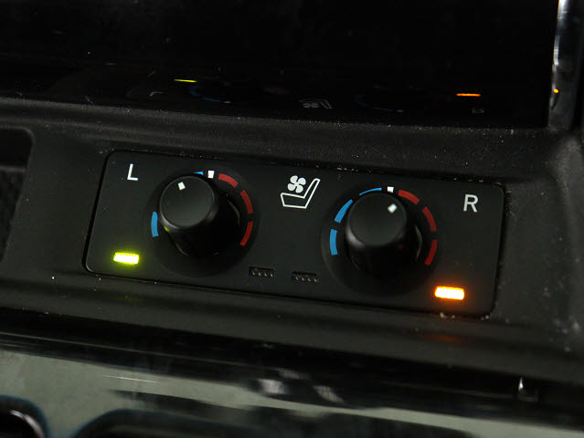 【前席シートヒーター付き】
冬に嬉しいシートヒーター付きのお車です!
エアコンよりも早く暖かくなり､快適です♪