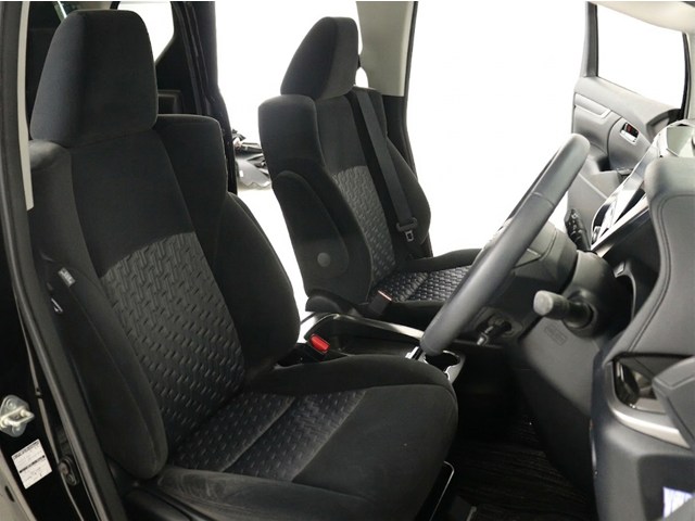 内装の状態も非常にクリーンな状態です｡
ご納車前には専門スタッフが
隅々までクリーニングを行います!