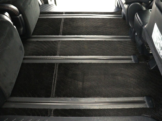 【広々とした車内空間】
足を伸ばして座ることができる２列目
シートロングスライドをすることも可能です
!