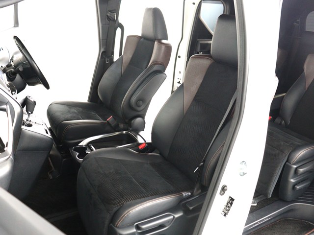 内装の状態も非常にクリーンな状態です｡
ご納車前には専門スタッフが
隅々までクリーニングを行います!