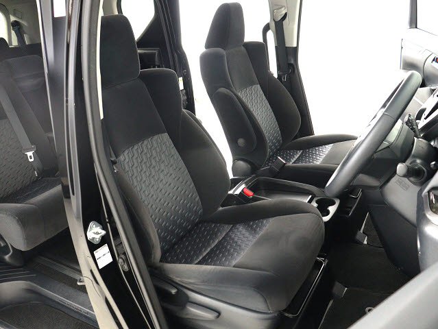 内装の状態も非常にクリーンな状態です｡
ご納車前には専門スタッフが
隅々までクリーニングを行います!