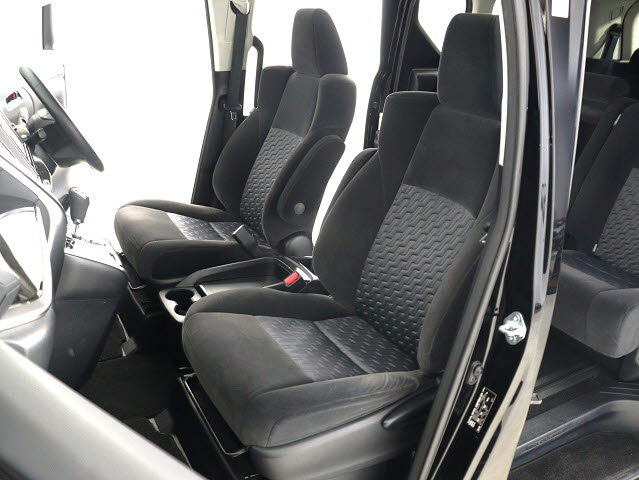 内装の状態も非常にクリーンな状態です｡
ご納車前には専門スタッフが
隅々までクリーニングを行います!