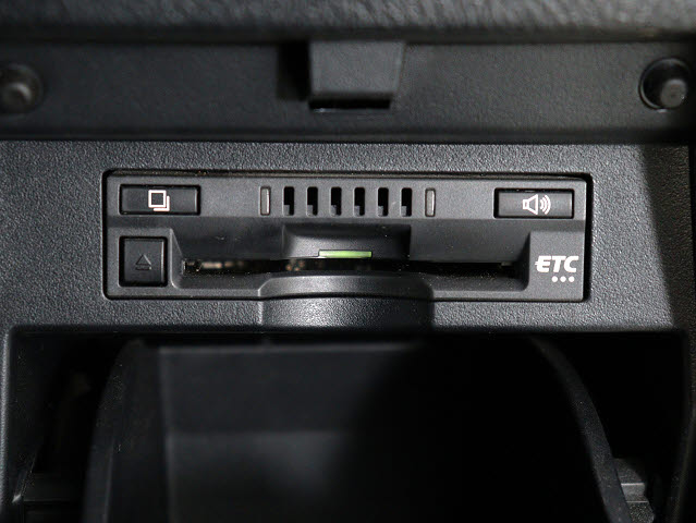 【ビルトインＥＴＣ】
後付けとは異なる一体感が魅力です｡
高速道路でストレスなく走行できます｡