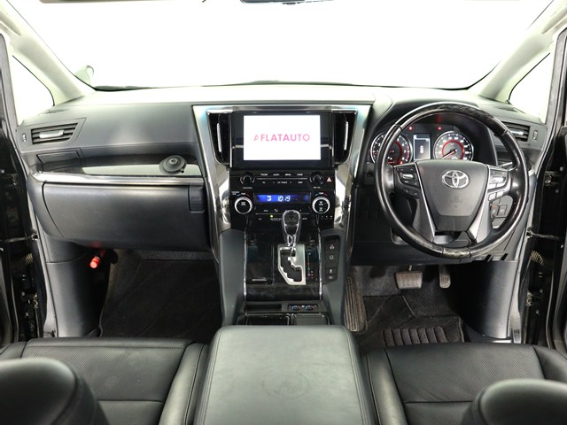 【運転席助手席も広々☆】
広々使えるのは後席だけではございません｡
国内最高峰ミニバンの特権ですね!