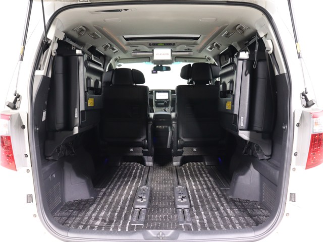 【広々トランクルーム】
スーツケース､ゴルフバッグも楽々収納可能
大人数での旅行にもピッタリの収容量です