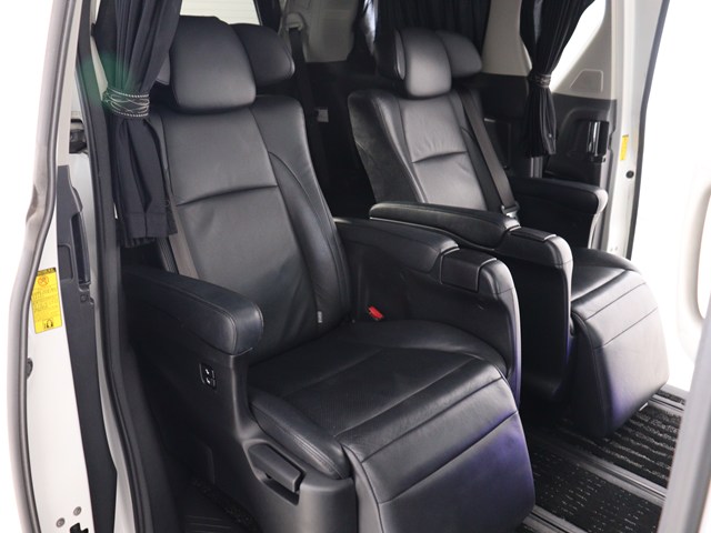 【エグゼクティブパワーシート】
高級感溢れるセカンドシートでございます!
電動リクライニング､オットマン完備!
