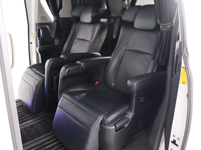 【エグゼクティブパワーシート】
高級感溢れるセカンドシートでございます!
電動リクライニング､オットマン完備!