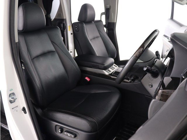 【エグゼクティブパワーシート】
高級感溢れるセカンドシートでございます!
電動リクライニング､オットマン完備!