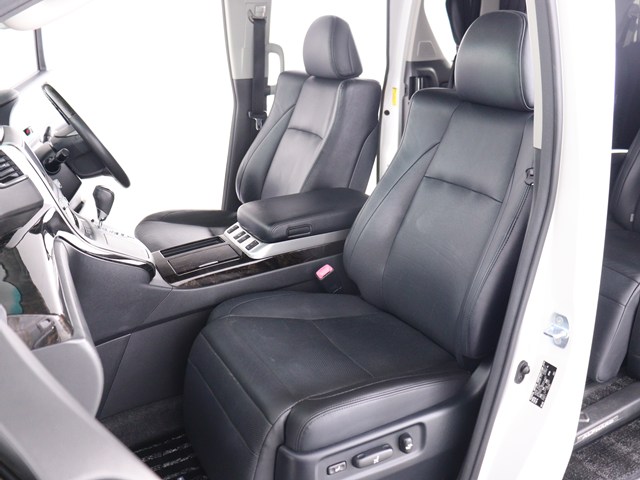 【エグゼクティブパワーシート】
高級感溢れるセカンドシートでございます!
電動リクライニング､オットマン完備!