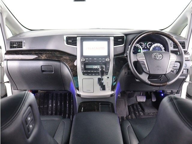 【運転席助手席も広々☆】
広々使えるのは後席だけではございません｡
国内最高峰ミニバンの特権ですね!