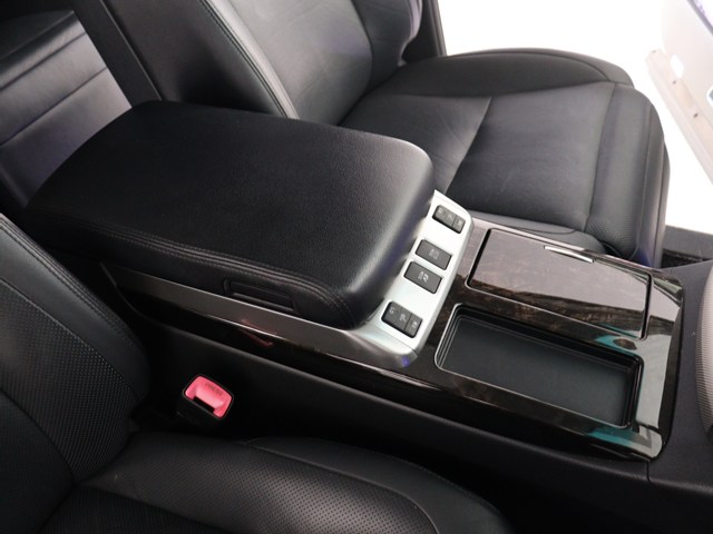 【コンソールボックス】
大容量の収納力が魅力的なコンソールです!
ドリンクホルダーも使いやすい配置です!