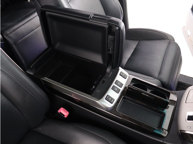 【コンソールボックス】
大容量の収納力が魅力的なコンソールです!
ドリンクホルダーも使いやすい配置です!