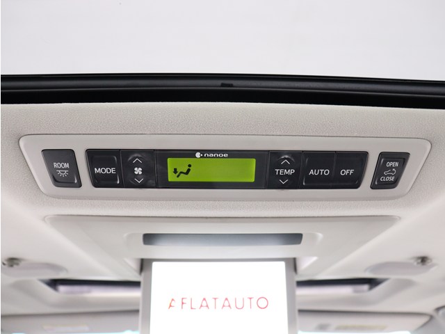 後部座席でエアコン温度をお好みで設定する
ことができます!