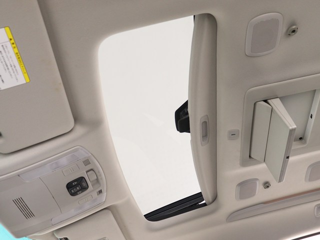 【大人気☆ツインサンルーフ】
見た目もカッコよく、車内の解放感も演出!
必須条件にされるほどの大人気装備です!