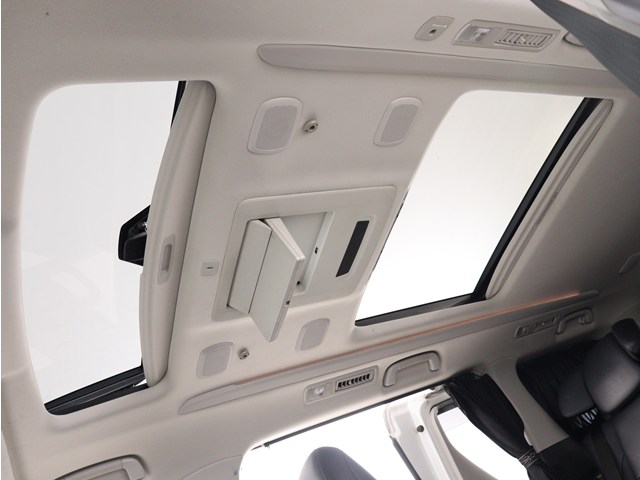 【大人気☆ツインサンルーフ】
見た目もカッコよく、車内の解放感も演出!
必須条件にされるほどの大人気装備です!