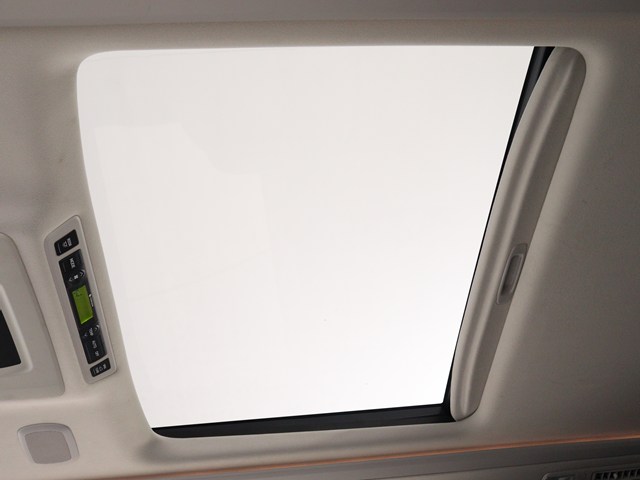 【大人気☆ツインサンルーフ】
見た目もカッコよく、車内の解放感も演出!
必須条件にされるほどの大人気装備です!