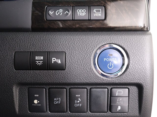 【プッシュスタート】
エンジン始動時はプッシュスタートを採用!
カバンから鍵を取り出す手間も不要です｡