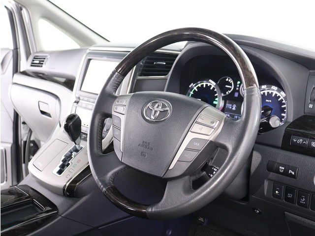 【本革巻きウッドコンビステアリング】
同色のウッド部分と本革のコンビハンドル!
高級感にあふれたステアリングです!