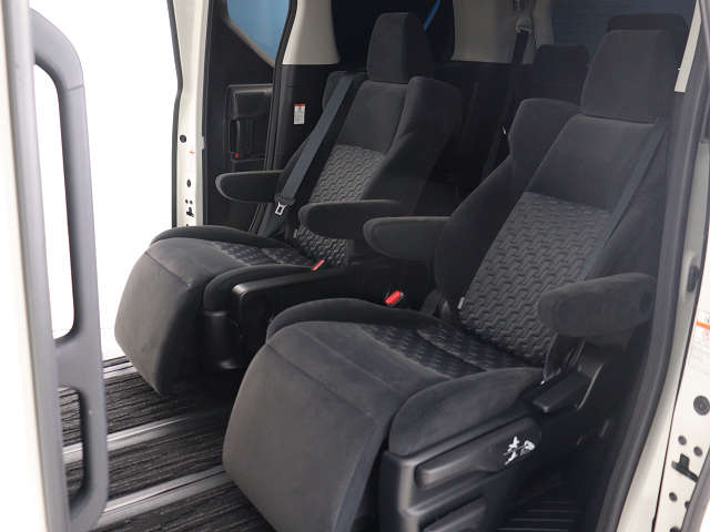 【オットマン完備】
足を伸ばして座れるオットマン完備!
後席の快適空間でドライブをすることが可能