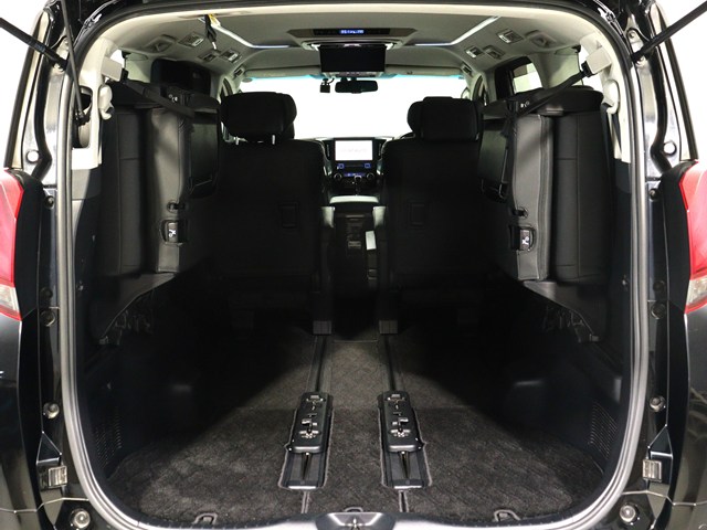 【広々トランクルーム】
スーツケース､ゴルフバッグも楽々収納可能
大人数での旅行にもピッタリの収容量です