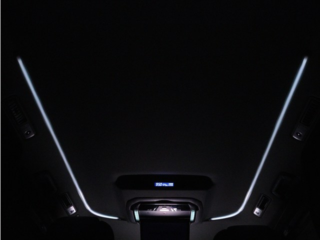 夜間に室内を照らしてくれるルームライトで
す