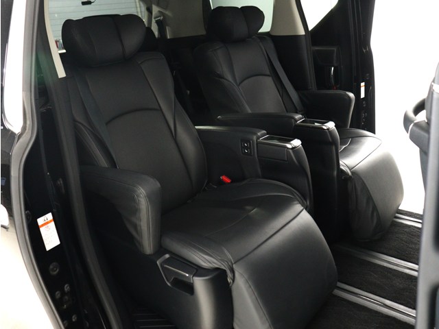 【高級感のあるシートカバー付き】
高級感だけでなく､掃除がしやすい利便性!
お得且つ実用性たっぷりのお車です!