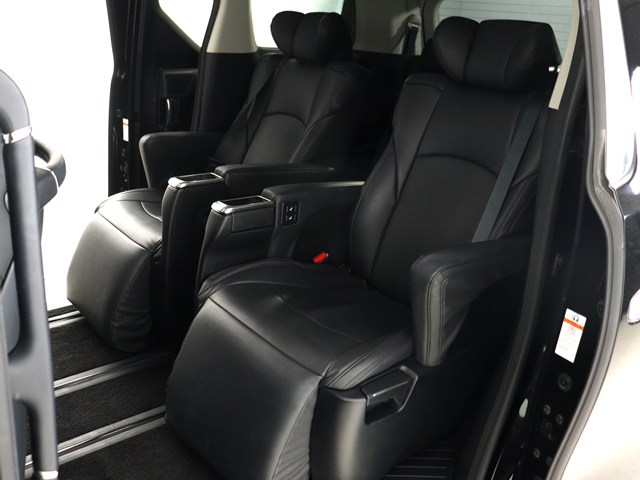 【高級感のあるシートカバー付き】
高級感だけでなく､掃除がしやすい利便性!
お得且つ実用性たっぷりのお車です!