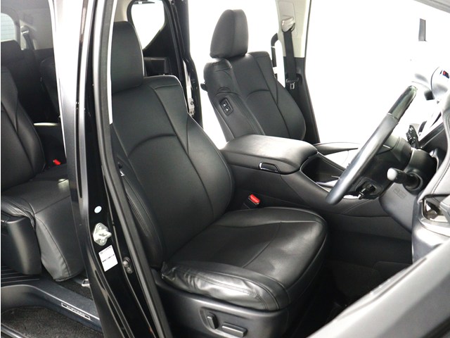 内装の状態も非常にクリーンな状態です｡
ご納車前には専門スタッフが
隅々までクリーニングを行います!