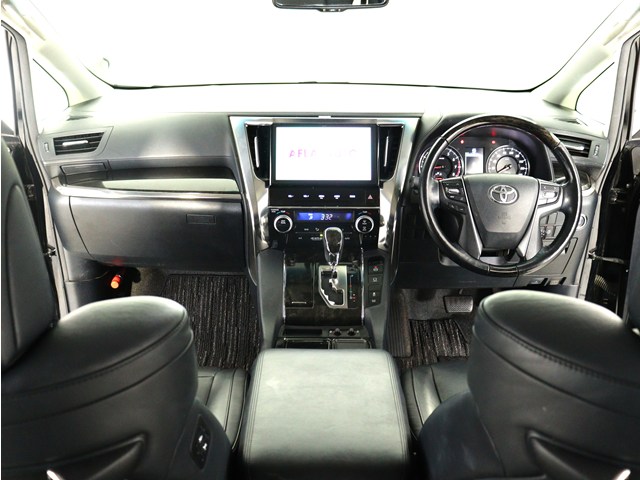 【運転席助手席も広々☆】
広々使えるのは後席だけではございません｡
国内最高峰ミニバンの特権ですね!