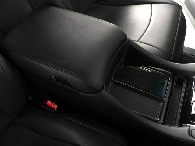 【コンソールボックス】
大容量の収納力が魅力的なコンソールです!
ドリンクホルダーも使いやすい配置です!