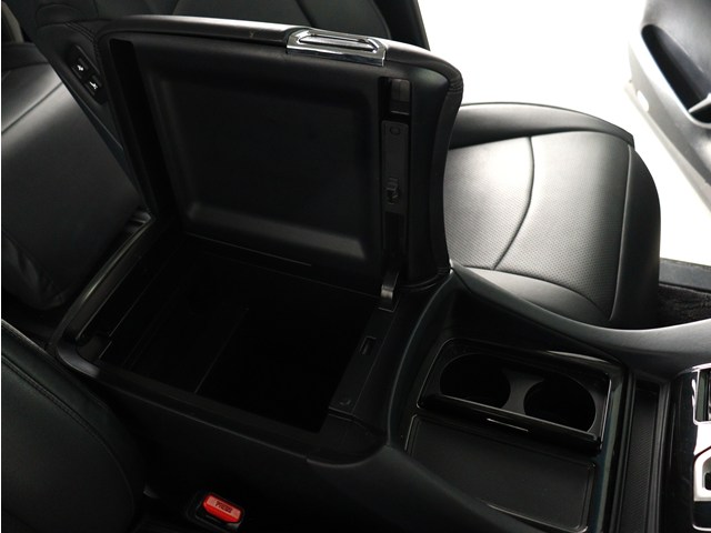 【コンソールボックス】
大容量の収納力が魅力的なコンソールです!
ドリンクホルダーも使いやすい配置です!