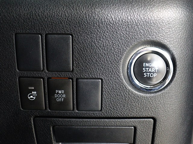 【プッシュスタート】
エンジン始動時はプッシュスタートを採用!
カバンから鍵を取り出す手間も不要です｡