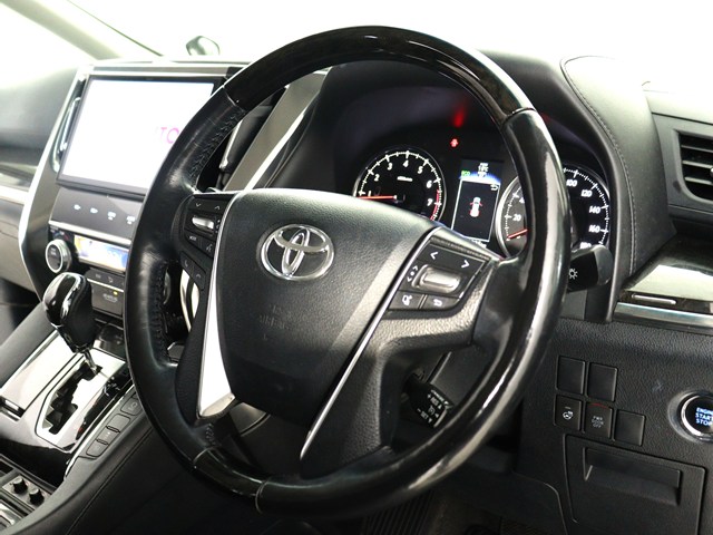 【本革巻きウッドコンビステアリング】
同色のウッド部分と本革のコンビハンドル!
高級感にあふれたステアリングです!