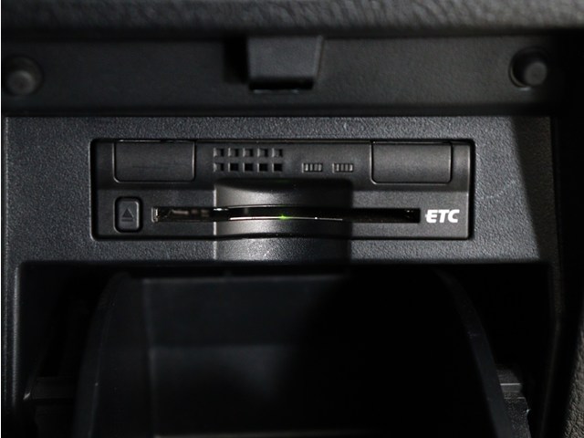 【ビルトインＥＴＣ】
後付けとは異なる一体感が魅力です｡
高速道路でストレスなく走行できます｡