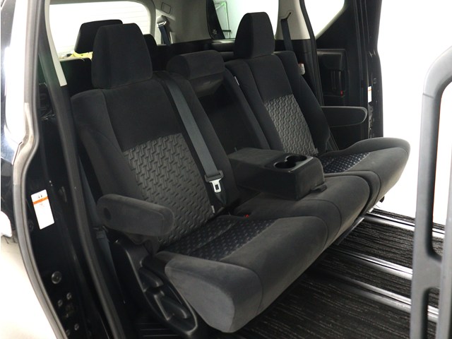 【広々とした車内空間】
足を伸ばして座ることができる２列目
シートロングスライドをすることも可能です
!