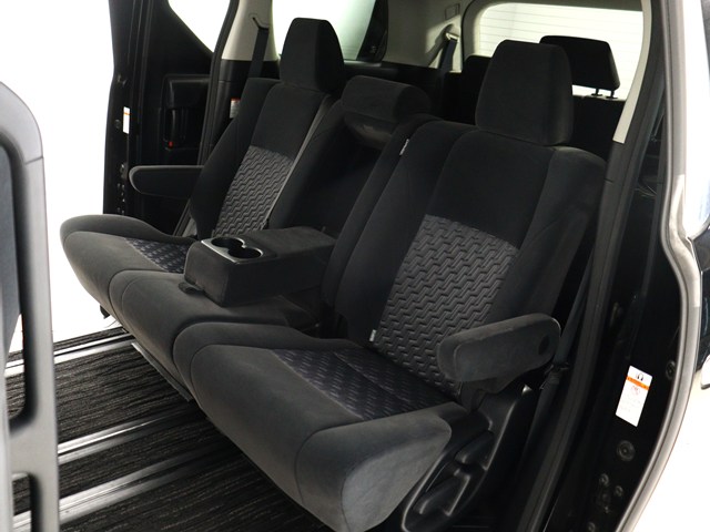 【広々とした車内空間】
足を伸ばして座ることができる２列目
シートロングスライドをすることも可能です
!