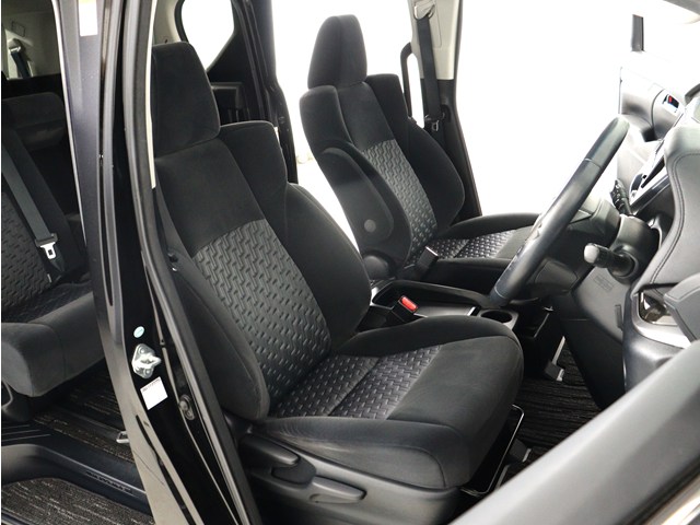内装の状態も非常にクリーンな状態です｡
ご納車前には専門スタッフが
隅々までクリーニングを行います!