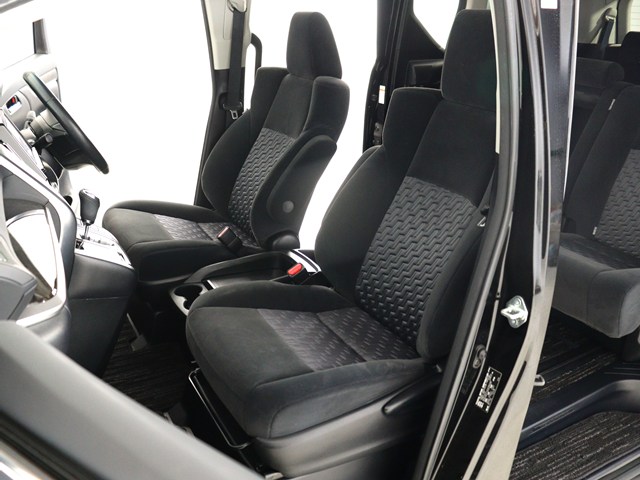 内装の状態も非常にクリーンな状態です｡
ご納車前には専門スタッフが
隅々までクリーニングを行います!