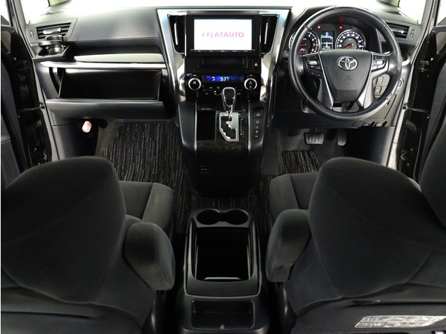 【運転席助手席も広々☆】
広々使えるのは後席だけではございません｡
国内最高峰ミニバンの特権ですね!