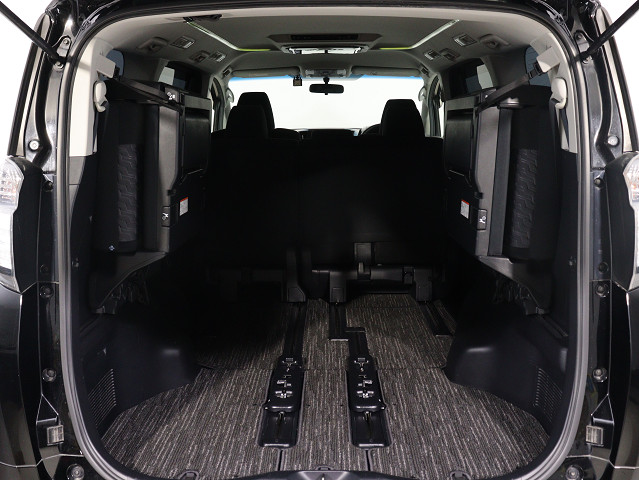 【広々トランクルーム】
スーツケース､ゴルフバッグも楽々収納可能
大人数での旅行にもピッタリの収容量です